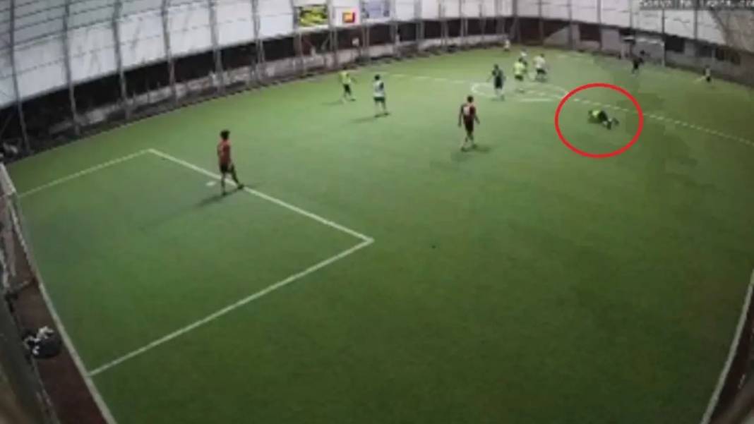 Hatay’da Halı Sahada Maçında Kalp Krizi Böyle Görüntülendi! 3